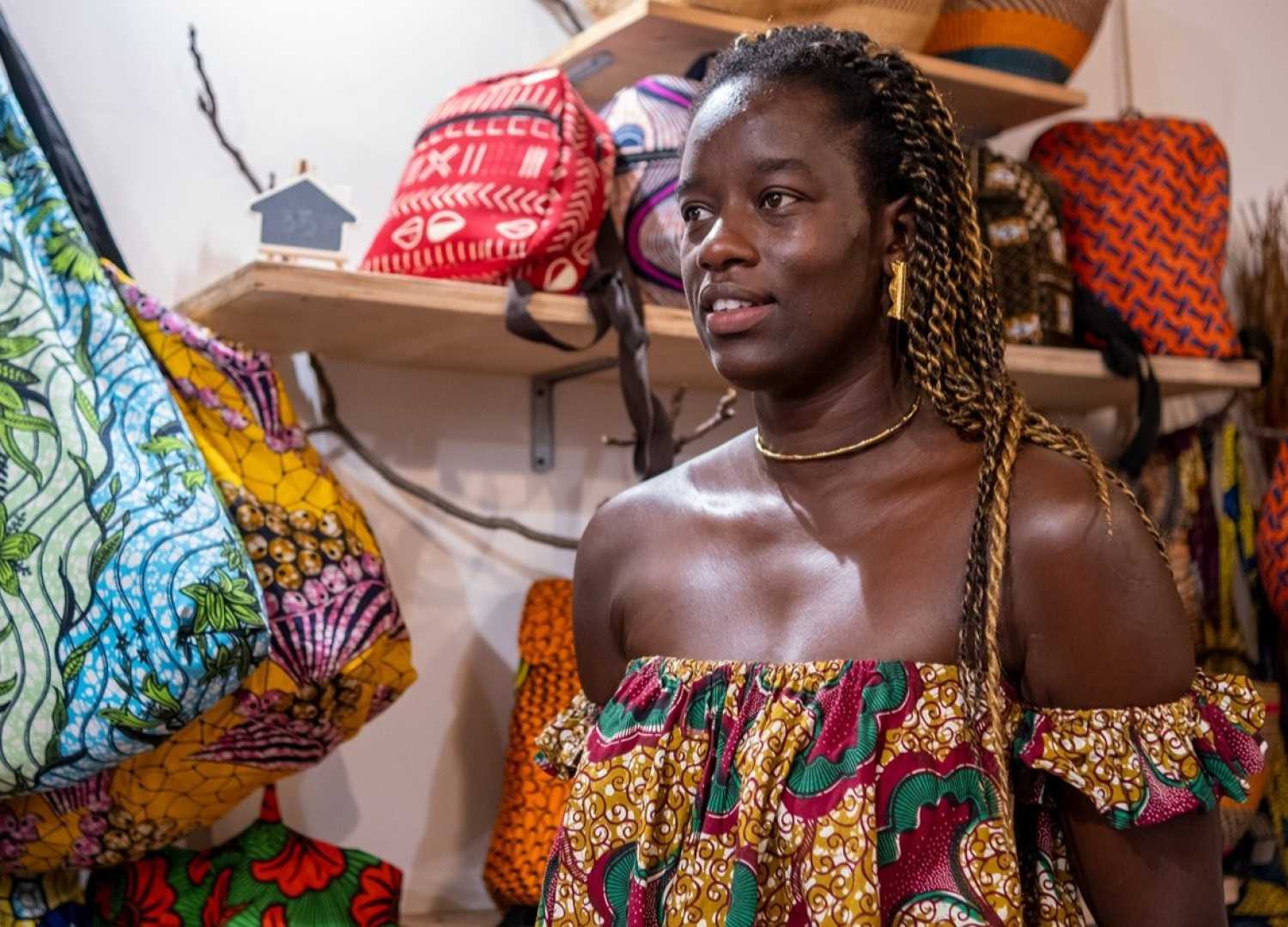 I coloratissimi abiti senegalesi di Nawa: �Sono fatti in "wax" ma i baresi li comprano solo d'estate�